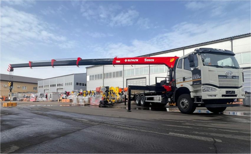 Автомобиль бортовой с КМУ Sunhunk на шасси FAW